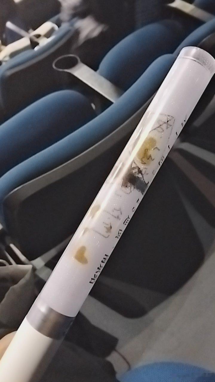 我也拥有刘宇宁的to签了🥹荧光棒上写着:“to:刘宇宁的你们，这一路有你们真好