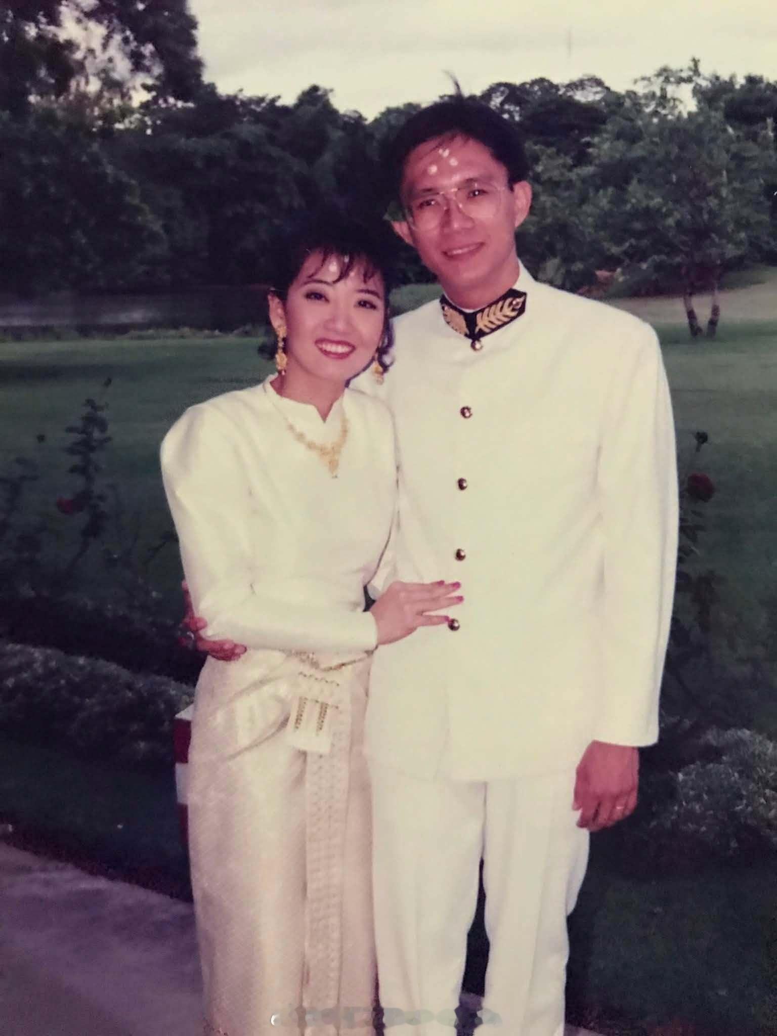 王室王室泰国王室暹罗往事老照片：1994年8月1日，大婶为一对新人证婚，这新郎