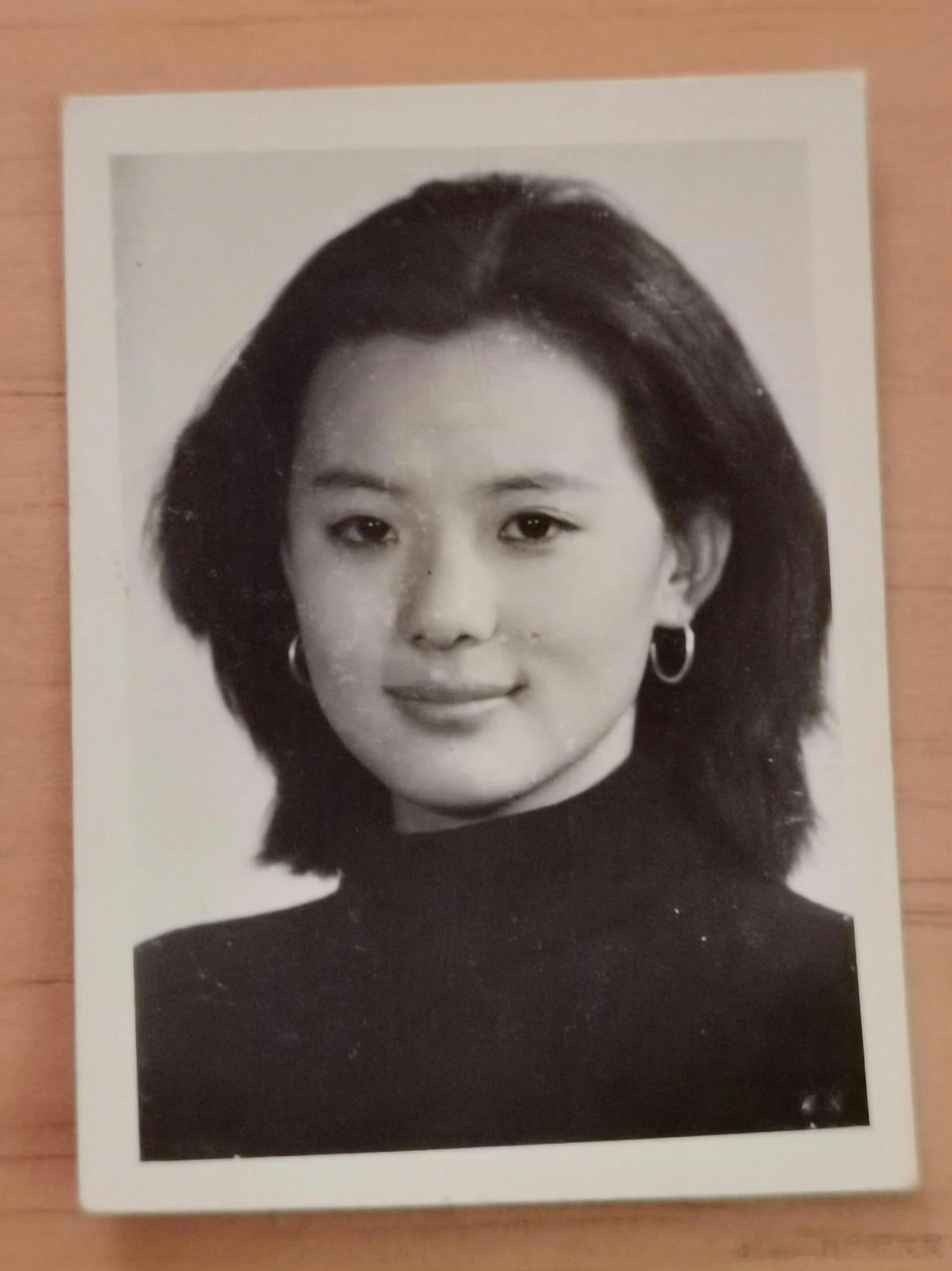 年轻时候的咏梅，好有文艺范儿，她的名字就能看出来本人的气质