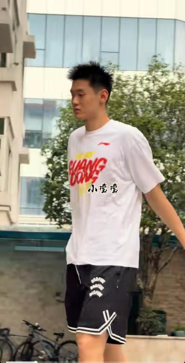 广东队与广州队内部的热身赛之后，球员回到了东莞训练馆，每天正常的训练着，球迷捕捉