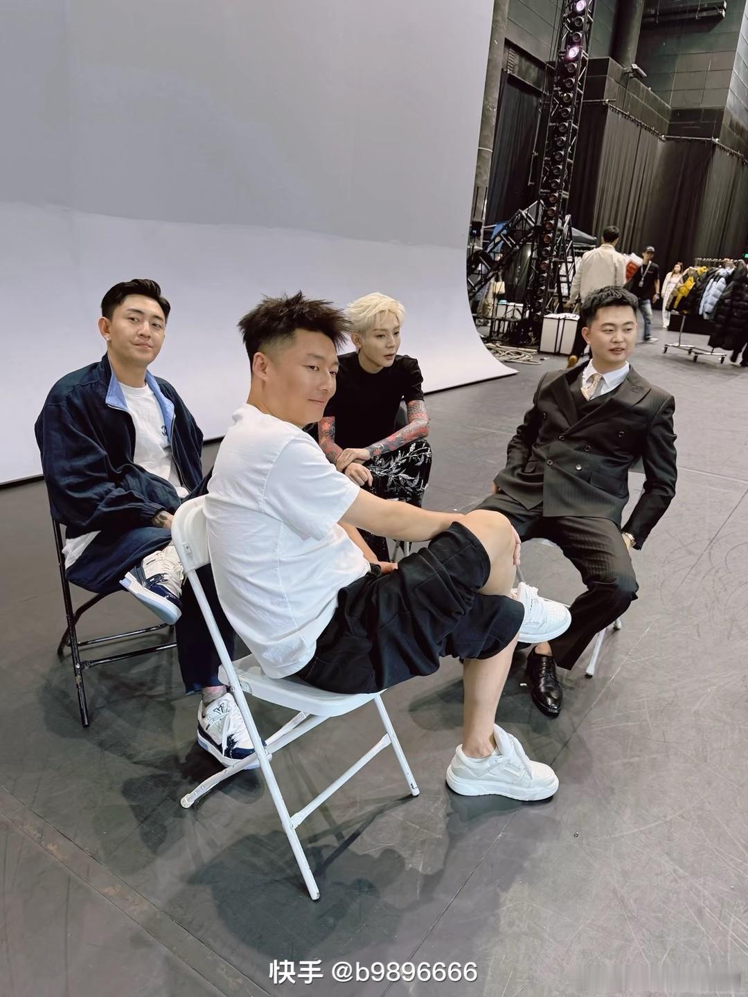 巴扎黑更新作品，配文“后来你会发现斤斤计较的人，不止人缘不好自己心情也不好，天之