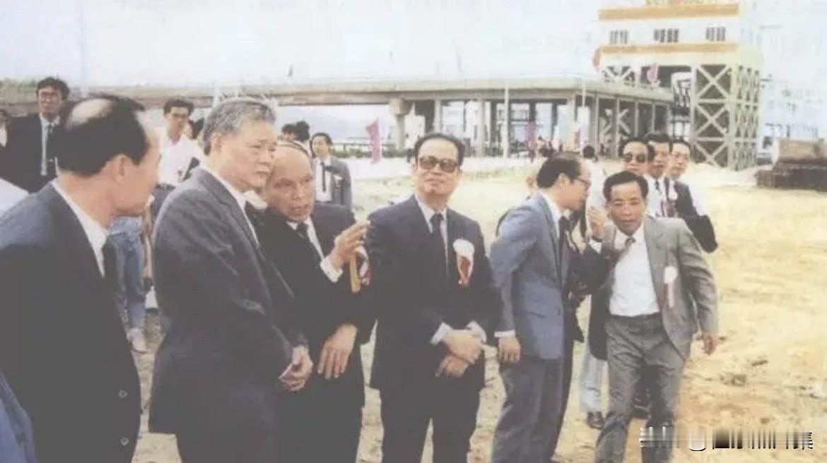 1991年，霍英东先生在虎门渡驼通航典礼上与叶选平、谢非、周南等的同框照。198