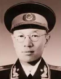 1942年，万毅被捕，蒋介石密令处决他。万毅顿找了根绳子，翻墙出逃，谁知，刚出玉