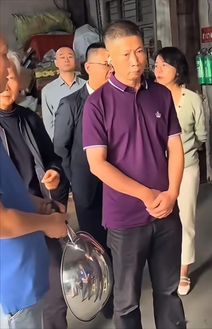 越来越有意思了！有家不锈钢锅厂老板，锅还没卖出多少，居然自己先“砸起了招牌