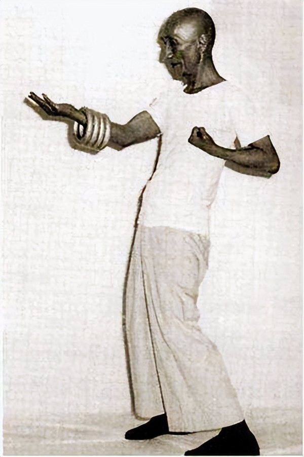 1950年初春的佛山码头，叶问匆忙逃离大陆，身份神秘，闭口不谈大陆经历！震撼！当