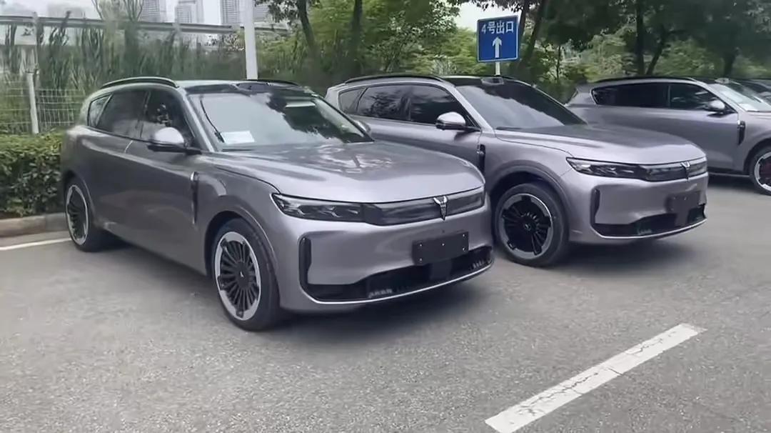 30万SUV竟有百万级底盘？岚图FREE+让BBA都慌了！在30万级SUV
