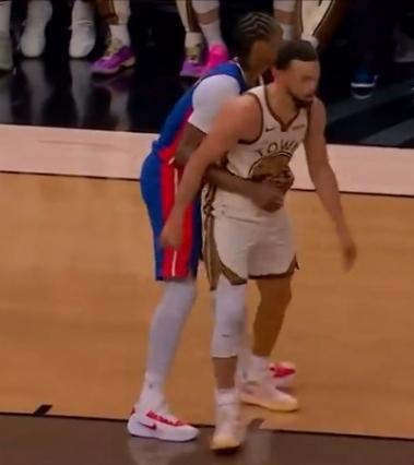 奥萨尔防守库里的动作：紧紧拥抱！NBA球员对库里的防守，的确是死缠烂打型的，