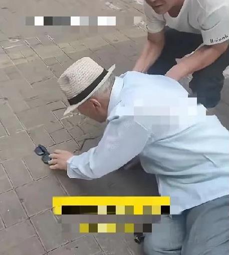 6月21日，辽宁沈阳一街道上一89岁的老人街头跌倒，老人戴的墨镜都跌到了一边，脸