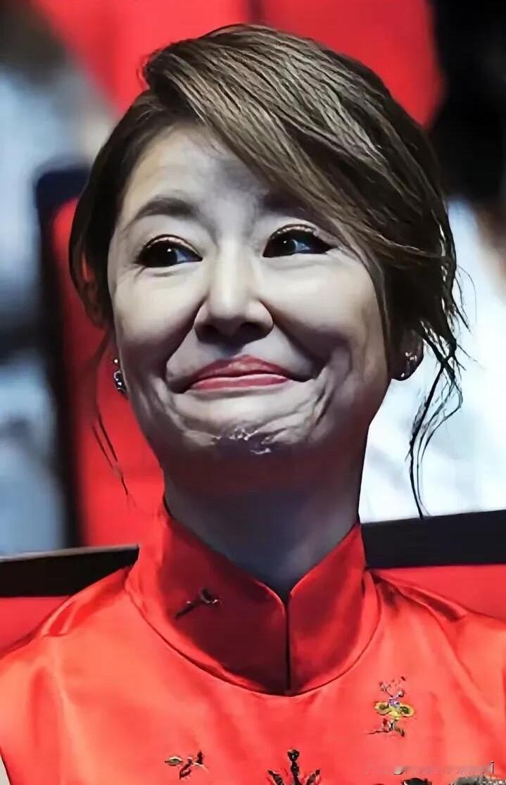 这才是40多岁女明星真实的样子，现在打扮和气质跟网红一样了，看起来颜值跟以前下