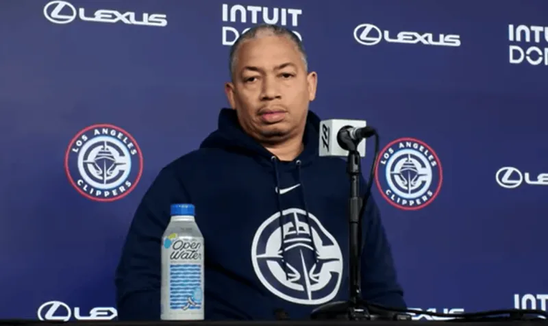 快船主帅泰伦-卢在赛前接受采访时谈到了科怀-伦纳德本赛季的变化：“第一点就是