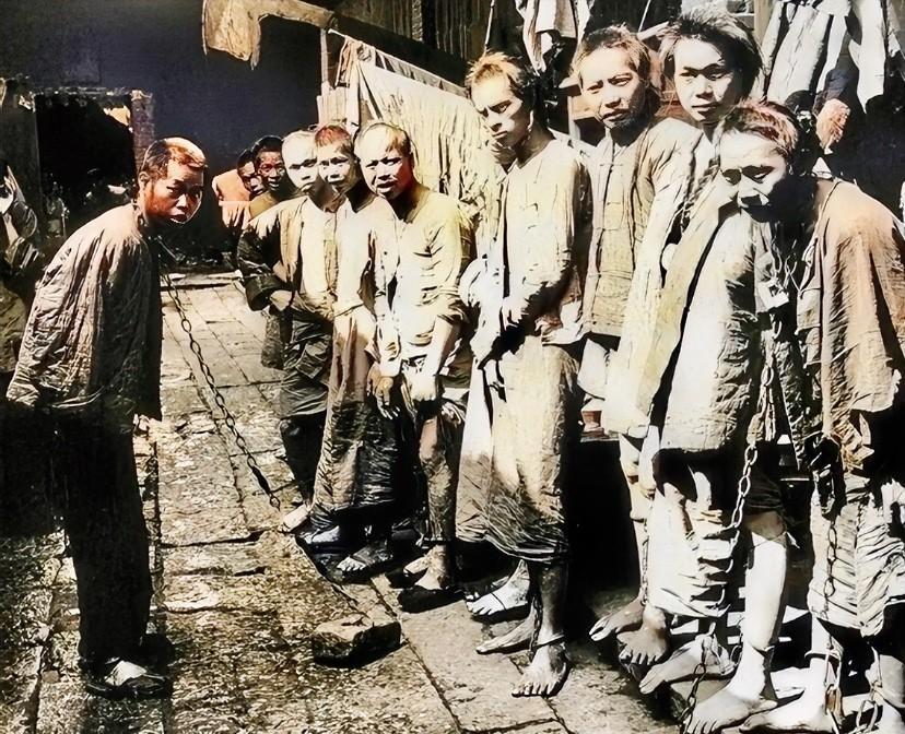 1900年，几个即将被处决的义和团团员。他们已经被剃掉了辫子，手脚被镣铐锁住，身
