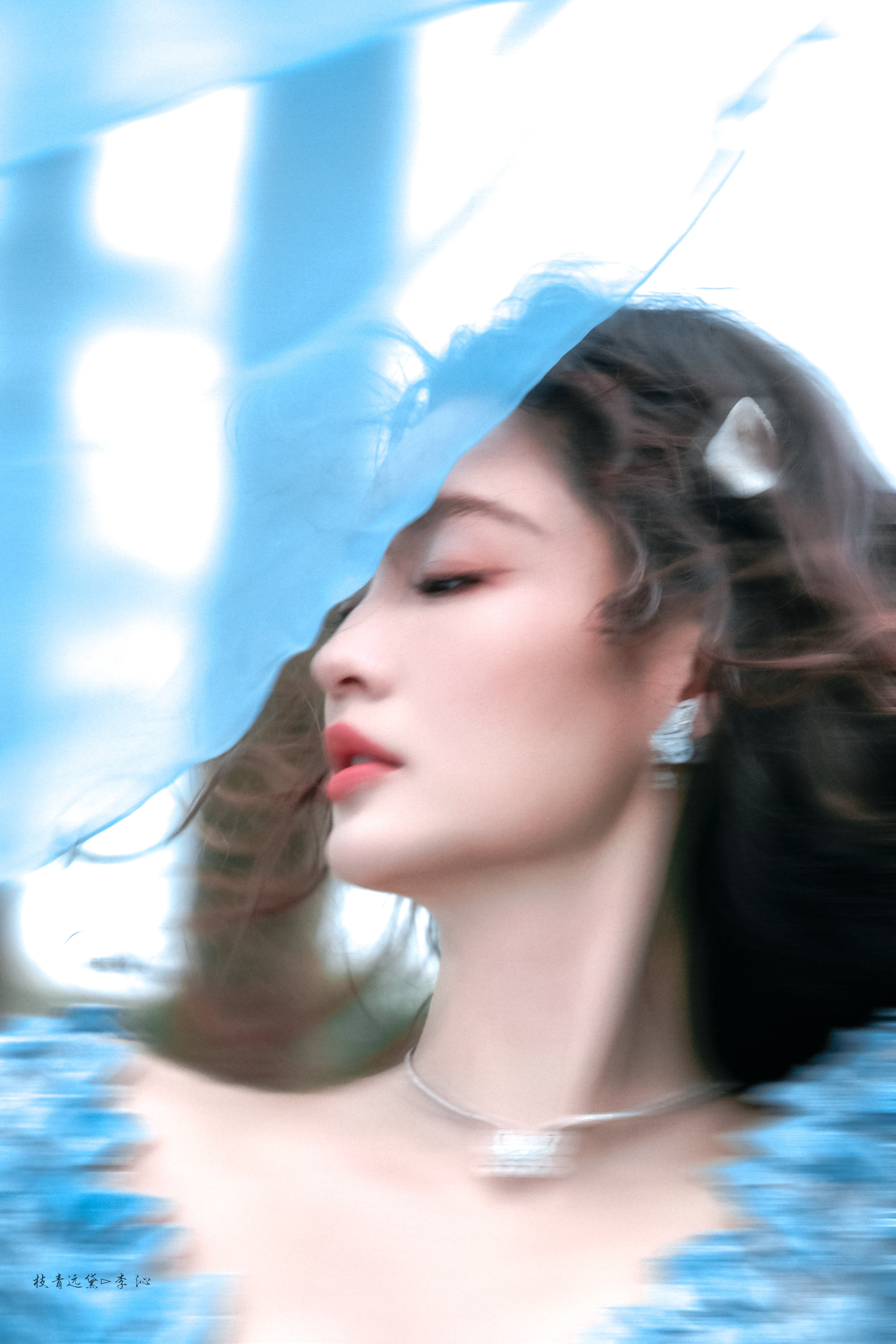 李沁/粼粼波光🧊李沁elle蓝裙造型​​​