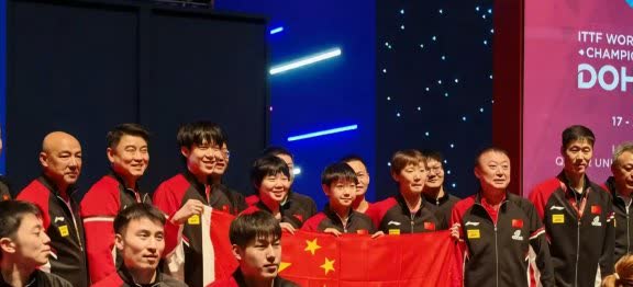 国乒大合照！国乒大合照了！大头你是真胆大，直接把蒯曼这个大漏勺放中间了，