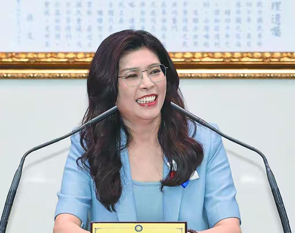 她来了她来了，她向我们走来了。十年了，又有国民党主席来大陆了，中间吴敦义和朱立