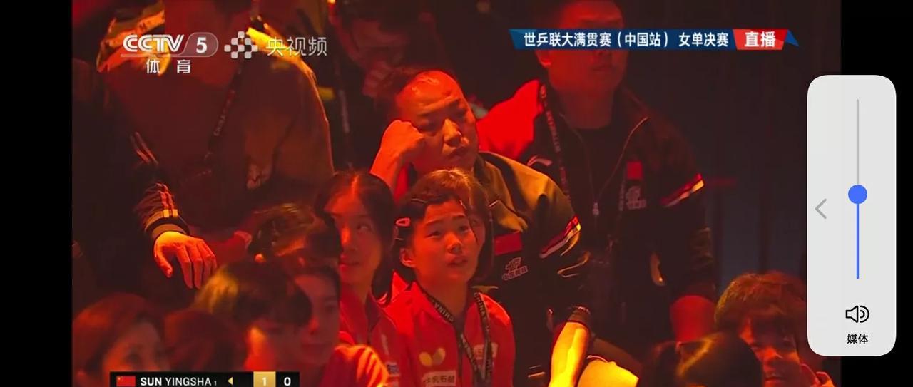 中国大满贯女单决赛，孙颖莎对阵王曼昱镜头分别给到了她们的主管教练，任浩和邱贻可。