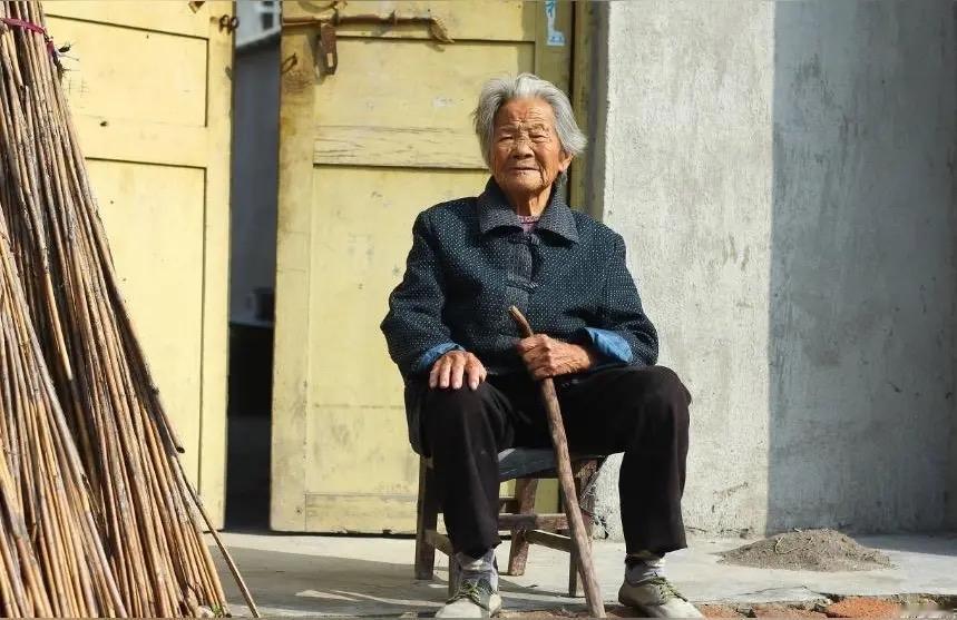 这样的农村老人真是个狠人，在农村可是不多见。我在老宅子住的时候，我的邻居是个