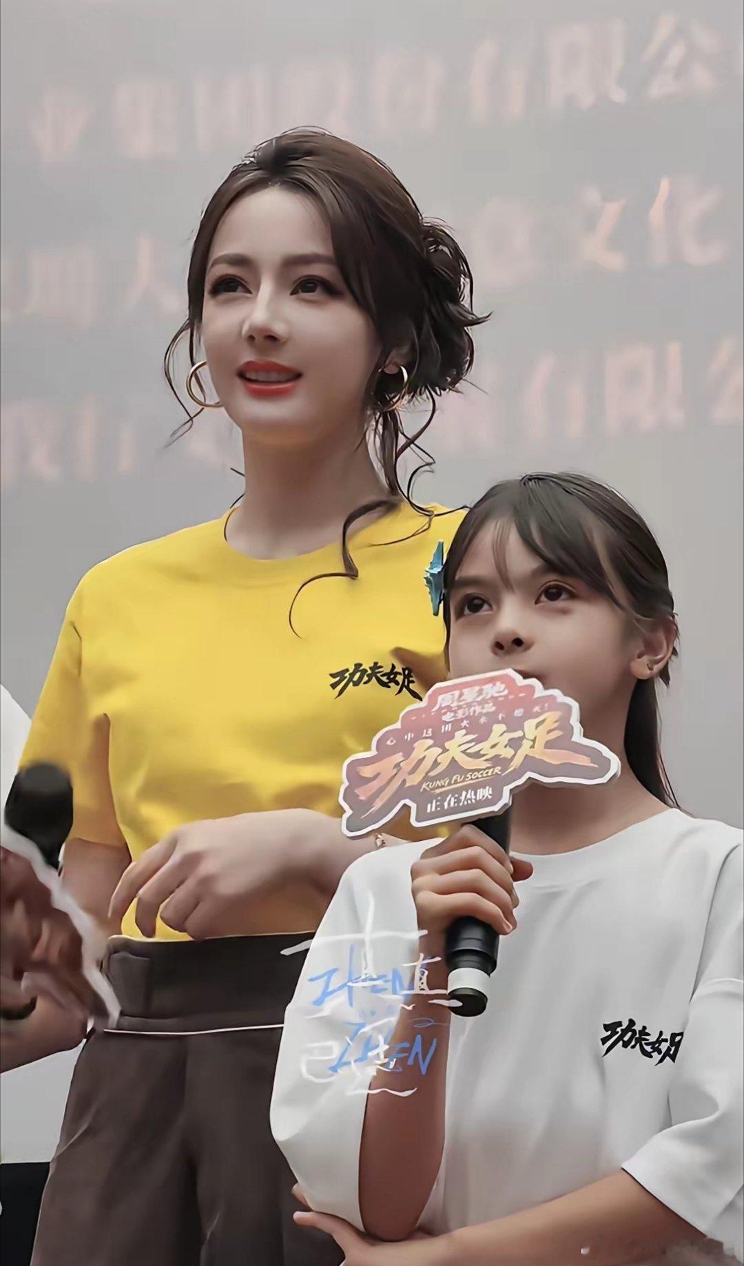 迪丽热巴演了十几年戏，终于迎来了她的童年“翻版”，怕是她自己都生不出这么像的吧，