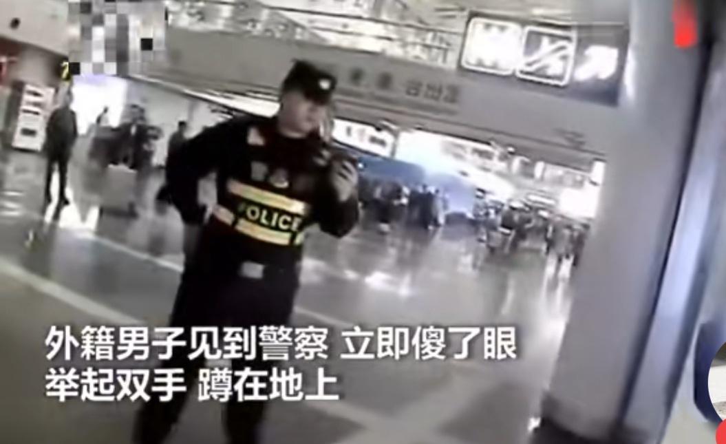 这个外国人恐怕肠子都要悔青了吧！就因为错过了国际航班，就拿起灭火器怒砸机场公