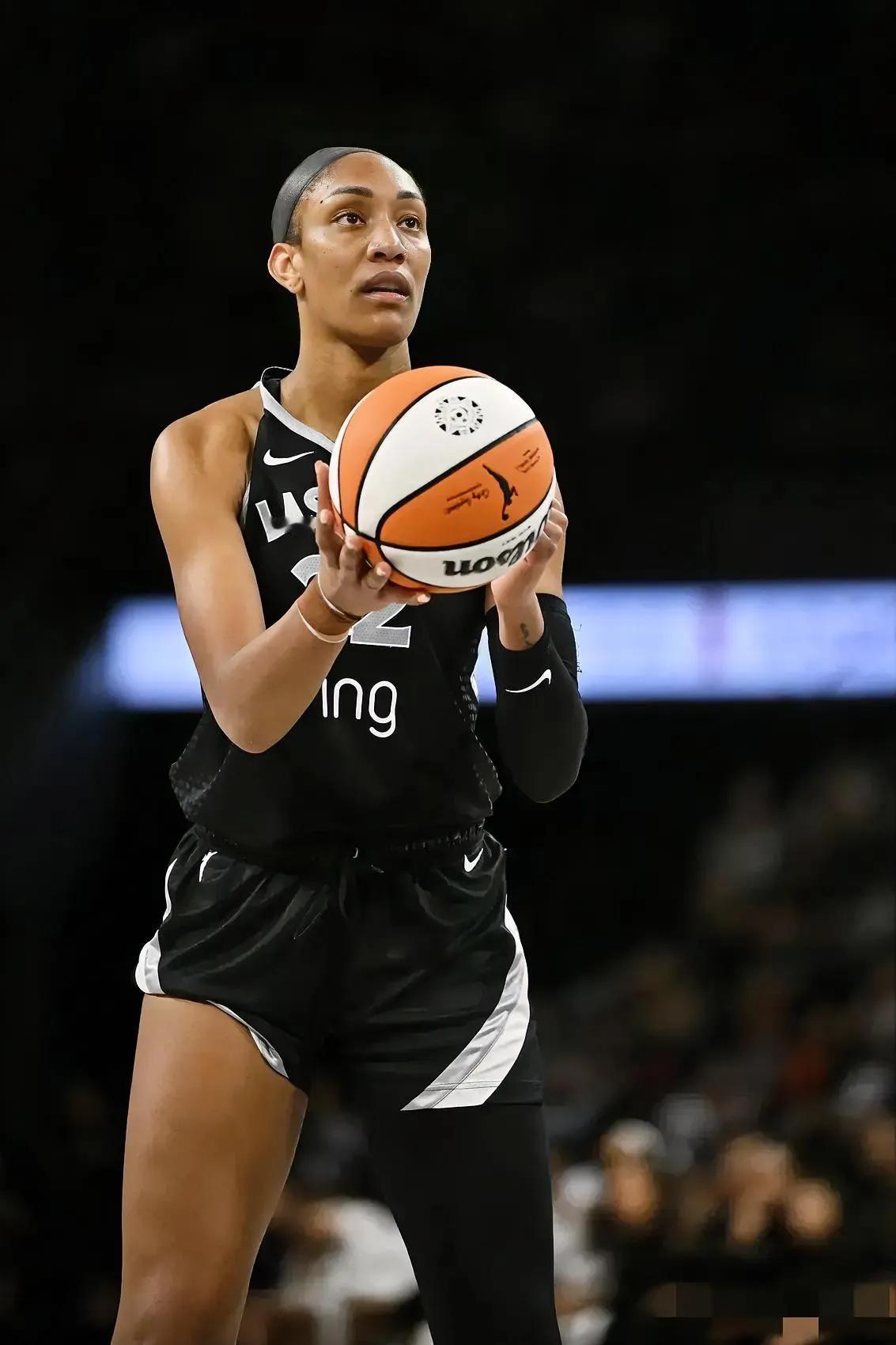 WNBA巨星阿贾-威尔逊再创辉煌，狂揽34分16篮板刷新纪录！今日WNBA赛