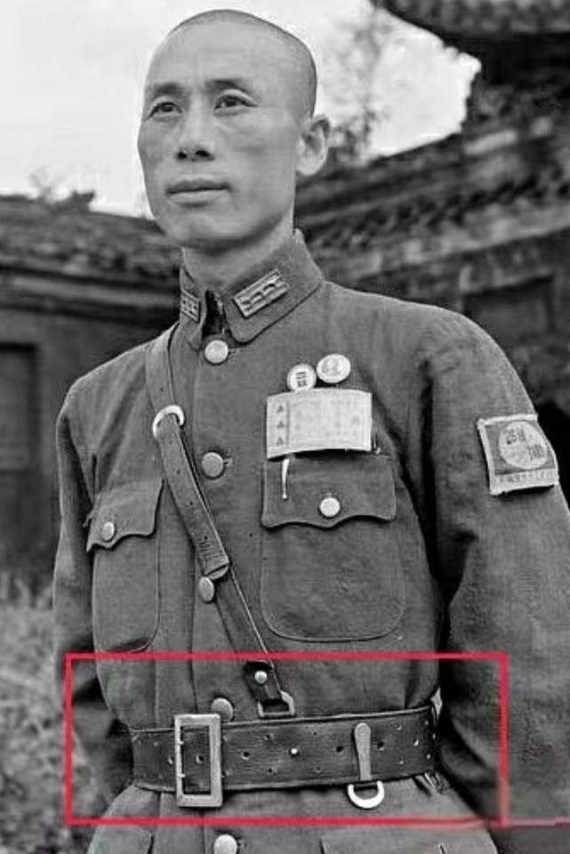 这是摄影师拍到的一位又高大又威猛帅气的抗战勇士。这位勇士军装笔挺，目光炯炯有神，