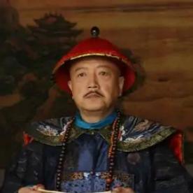 和珅发迹后，一帮穷亲戚来京投奔，和珅没给他们安排差事，而是说：“家里的银子有些潮