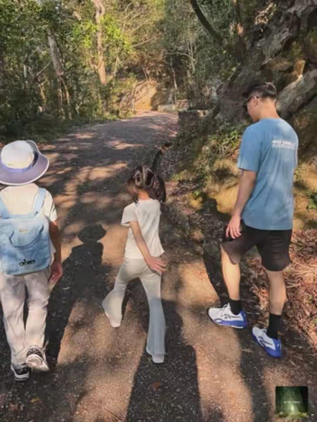 奚梦瑶何猷君带娃爬山，6岁儿子长高到爸爸肩膀，4岁女儿长腿抢镜​