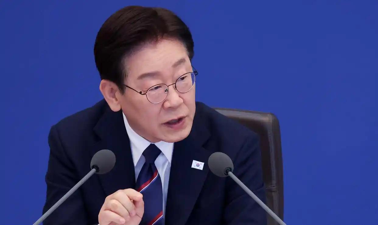 韩国彻底扛不住了，总统李在明在青瓦台连夜召开国务会议，脸上没一点好脸色，全程紧绷