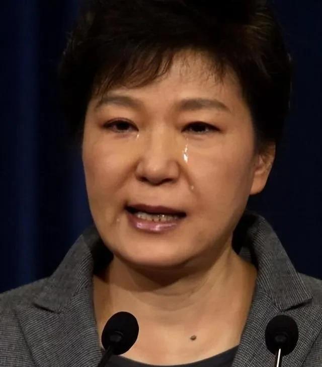 估计朴槿惠彻夜无眠，她心念念的“文洙”哥竟然输给了李在明，出乎她的意料。摆在朴槿