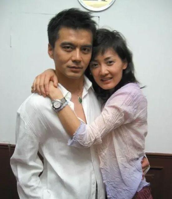 许亚军和牛莉睡一个被窝，被记者闯进来撞见。这事发生在2000年，拍戏间隙太累，