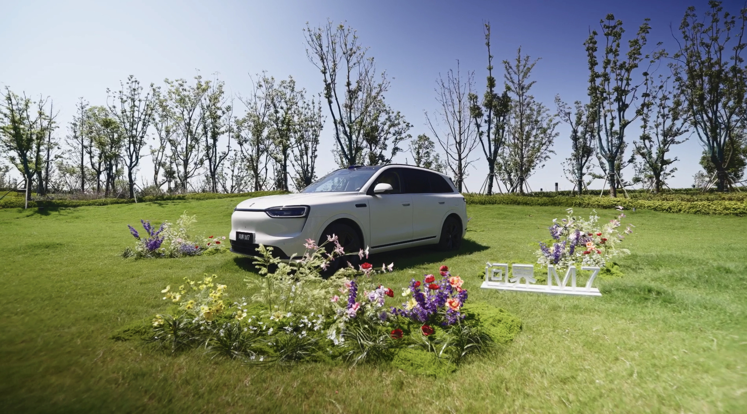 问界每卖5台车2台是用户推荐余承东暗示明年问界新车华为技术硬核加持，M7/M9爆