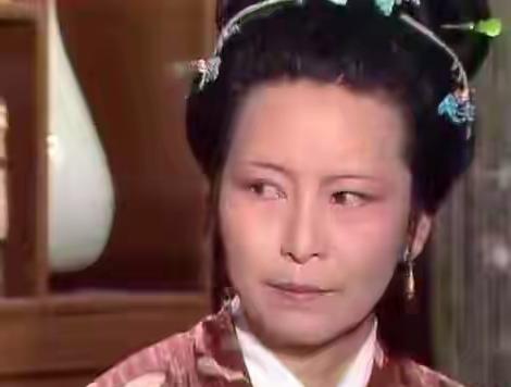 《红楼梦》王夫人，吃斋念佛的“恶魔母亲”！荣国府里的王夫人，案头常年供着佛