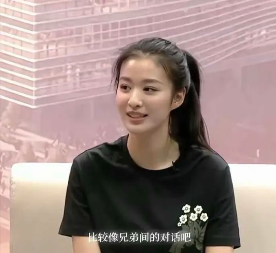 王楚然的卧蚕因尺寸惊人，其大小竟与眼睛相当，独特的面部特征极具辨识度，吸睛效果十