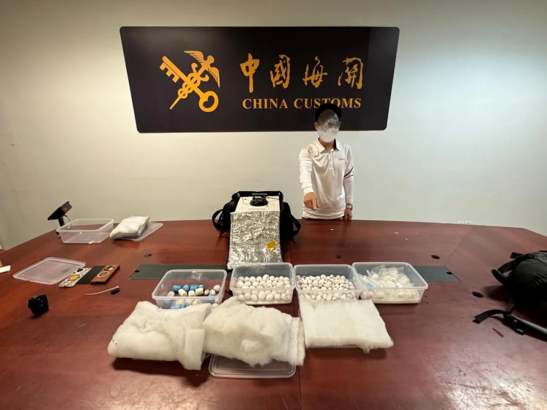 刚下飞机, 一乘客在卫生间被查? 马桶里发现4枚蛋...