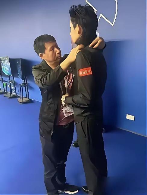 吴宜泽父亲的眼泪，根本不是感动，是赌赢后的泄洪。我告诉你，那不是培养，是献祭。