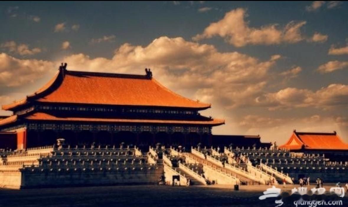 一个老头在故宫墙根下坐了60年，保安赶他他不走，只说：