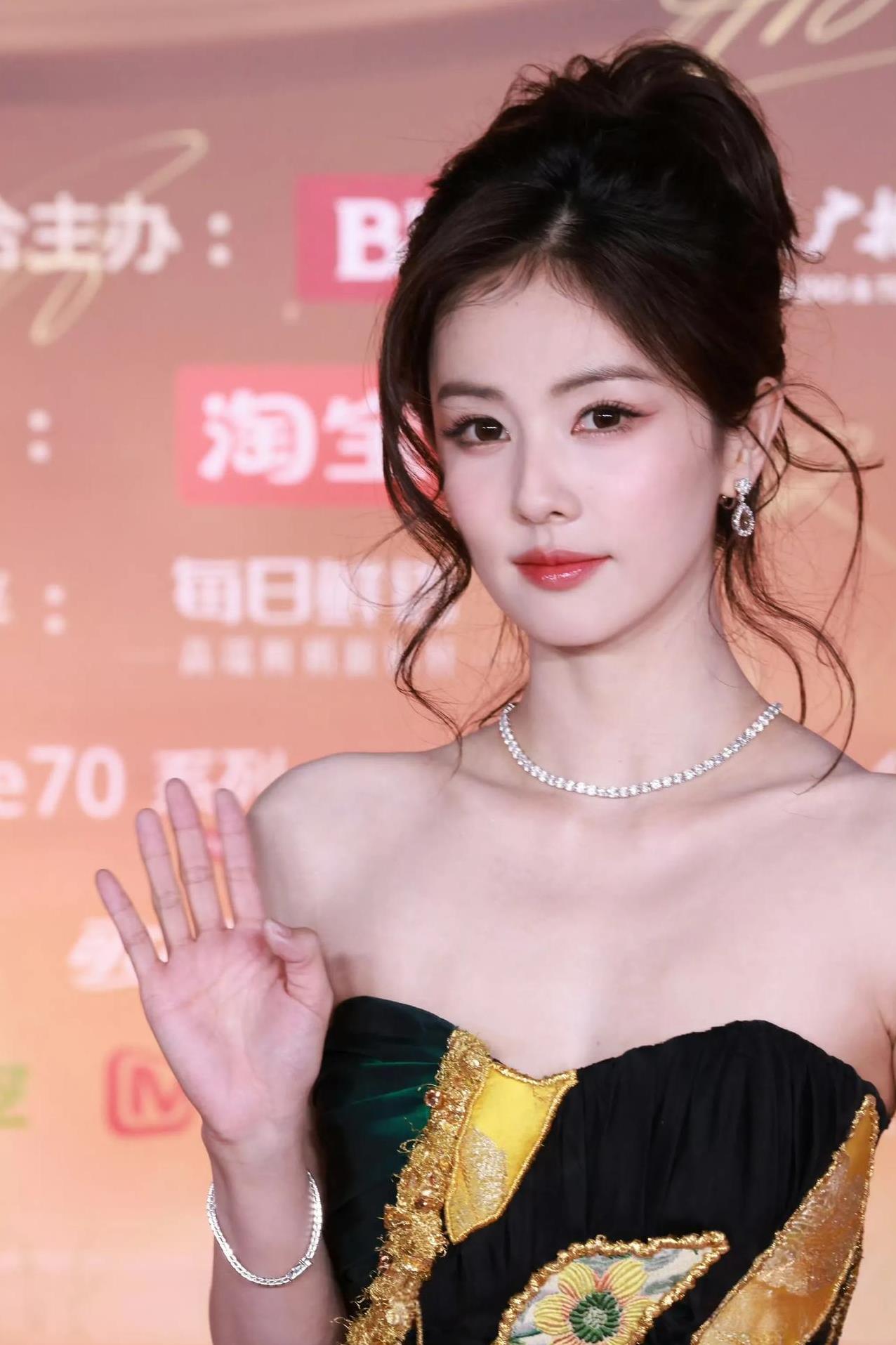 白鹿身着露腰短上衣配纱裙，眼神勾人，笑容妩媚。皮肤似羊脂美玉，盈盈细腰一握，这身