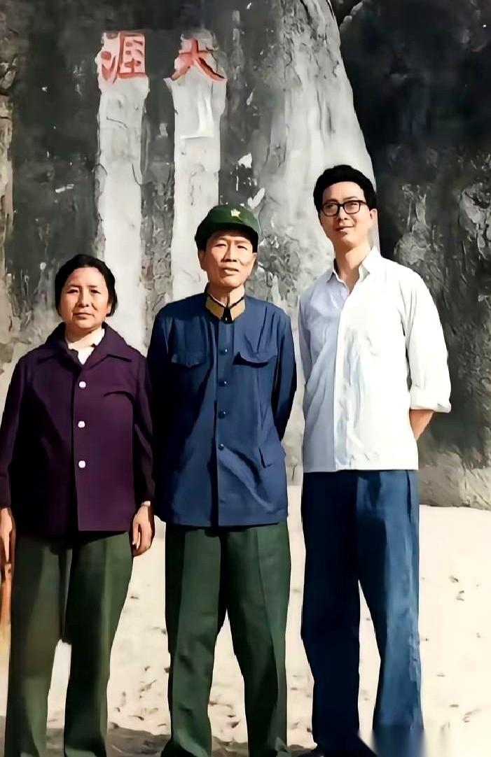 看到这张照片，我愣了三秒。一个战功赫赫的将军，军事科学院的副院长，站在“天涯海