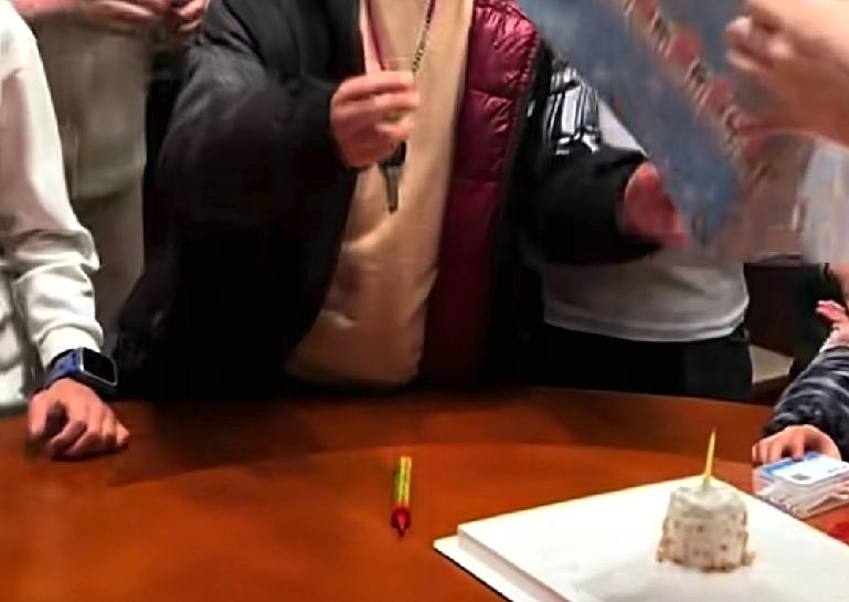 父母这样的行为可能成为孩子一辈子的阴影本来今天是一个特殊的日子，自己的孩子过生