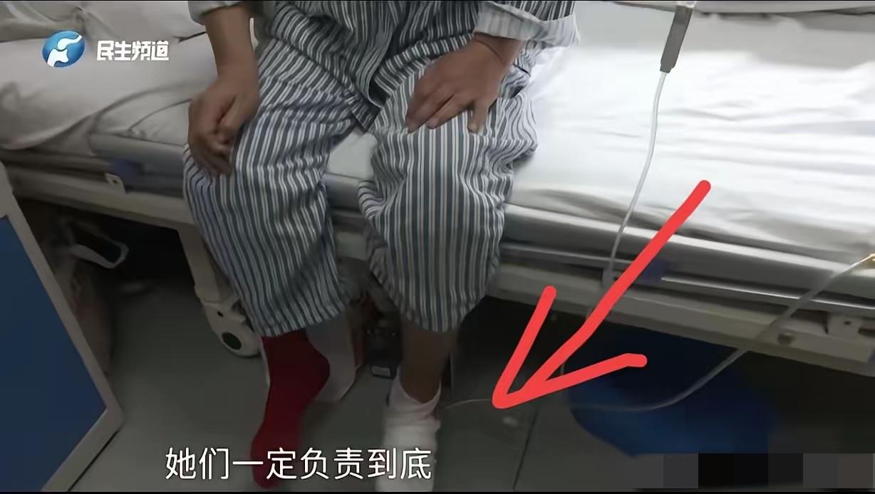 河南洛阳，一女子把70岁老母送养老院，护工端一盆开水，直接把母亲左脚丢进盆里，母