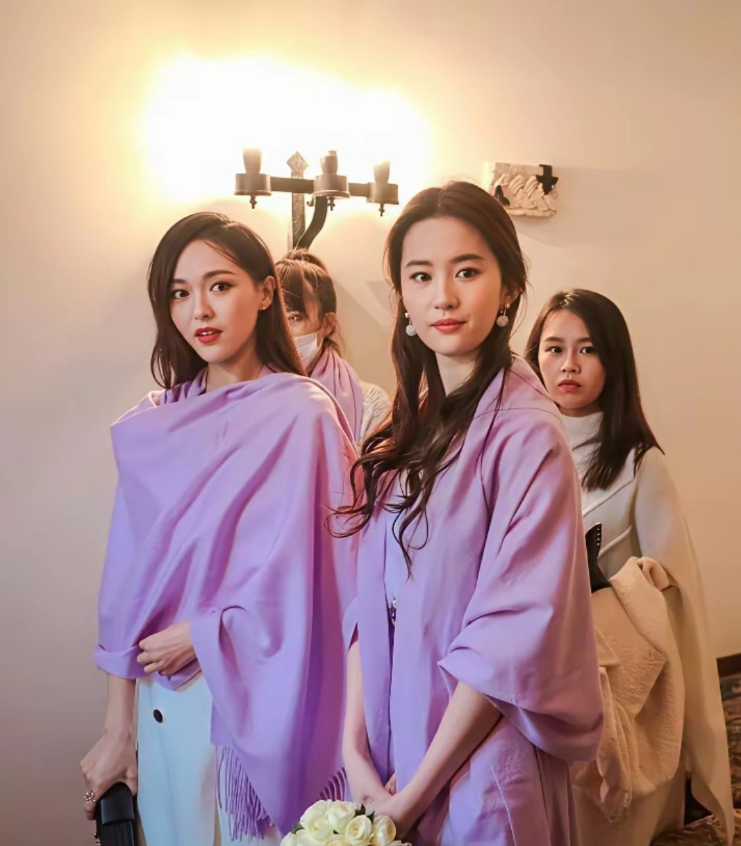 刘亦菲只给两位挚友当过伴娘，能让她愿意以伴娘身份赴约，这份情谊真的难得又珍贵。