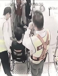 郑智化道歉了!还特意提到了那位抬着他的腿进机舱的小哥哥,就问大家接不接受吧?感觉