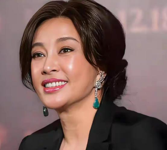 主持人问刘晓庆“你生过孩子吗？”刘晓庆摇摇头“没有，”主持人好奇“那你为什么不生