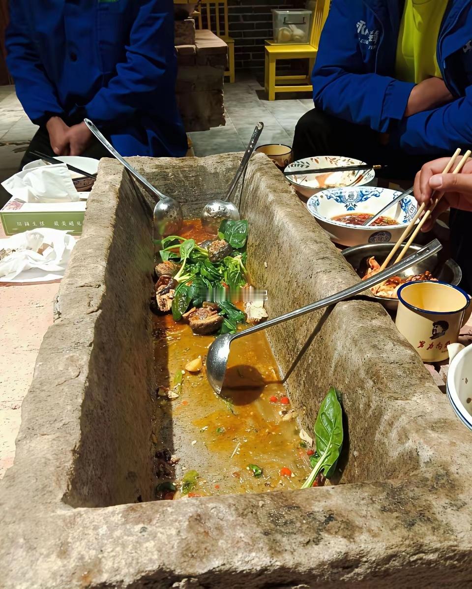 农民伯伯没想到，农村的猪食槽子成餐盆了…