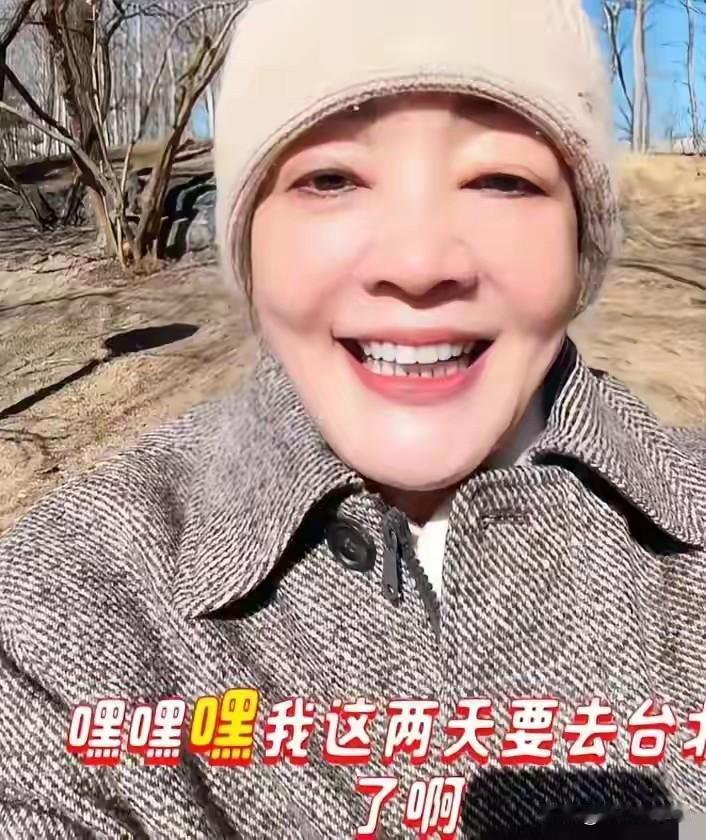 筱梅妈妈和张兰在一起，张兰说，我们亲家性格可好了。筱梅像不像妈妈？像不像我们亲家