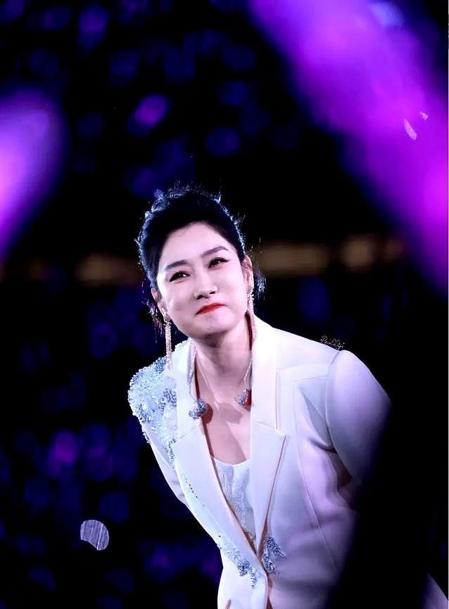 现在才发现玲花真的是个很清醒的女人凤凰传奇的演唱会取消，很多人都以为是曾毅的