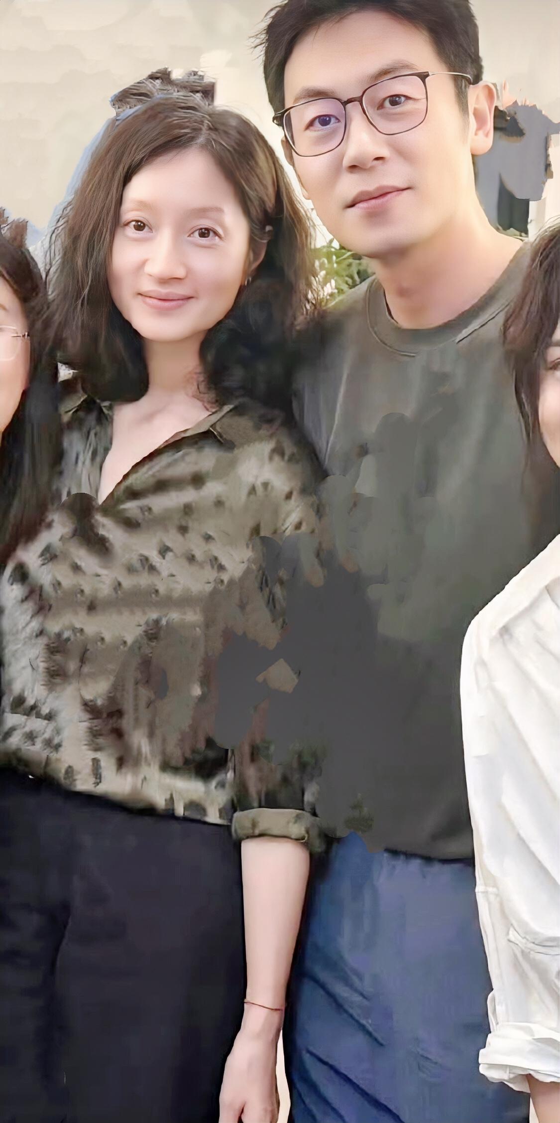 朱亚文老婆沈佳妮是真不爱捯饬，出门、聚会全是纯素颜，连粉底都懒得打，不是不修边幅