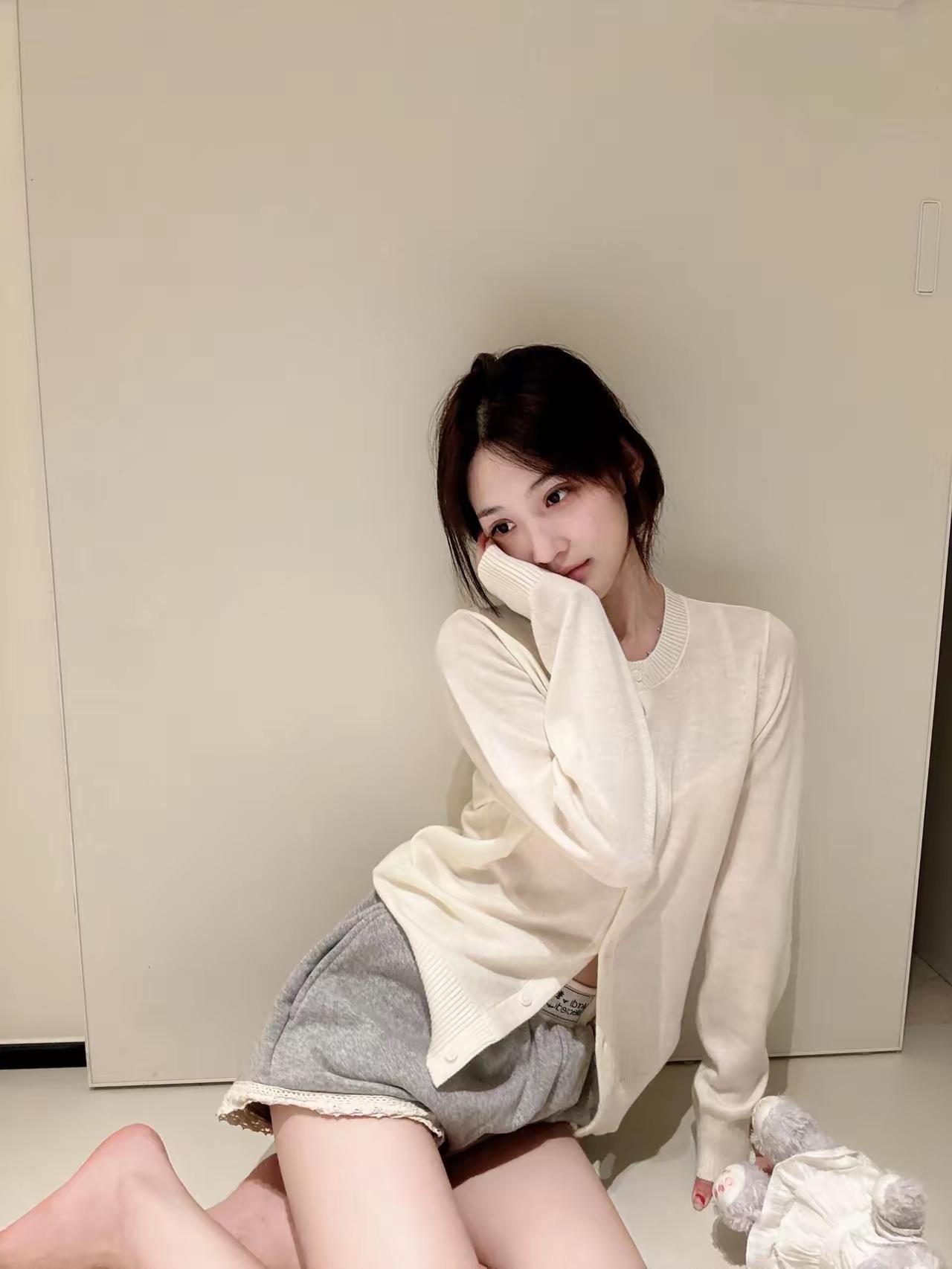 白衣少女倚门立，静待佳人归。