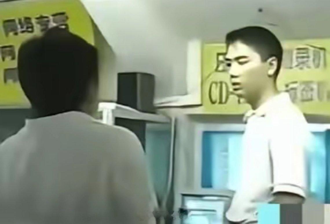 1998年，中关村那个青涩摆摊的年轻人刘强东，与后来执掌电商帝国的千亿富豪，仿佛