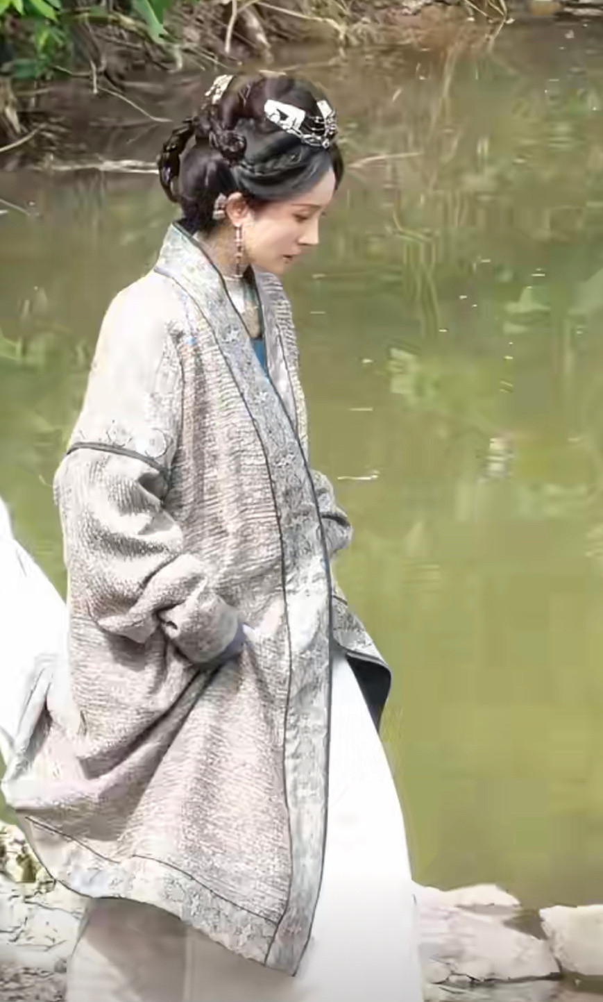 杨幂冯湮儿白色长裙造型，白色的长拖尾加盘发真的太美了我们小太后