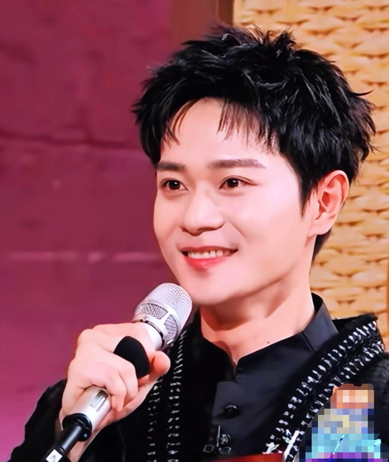 曹骏战损妆滚烫指数榜排名第六，是他实力的证明。战损妆配上深色西装的从容出场，反